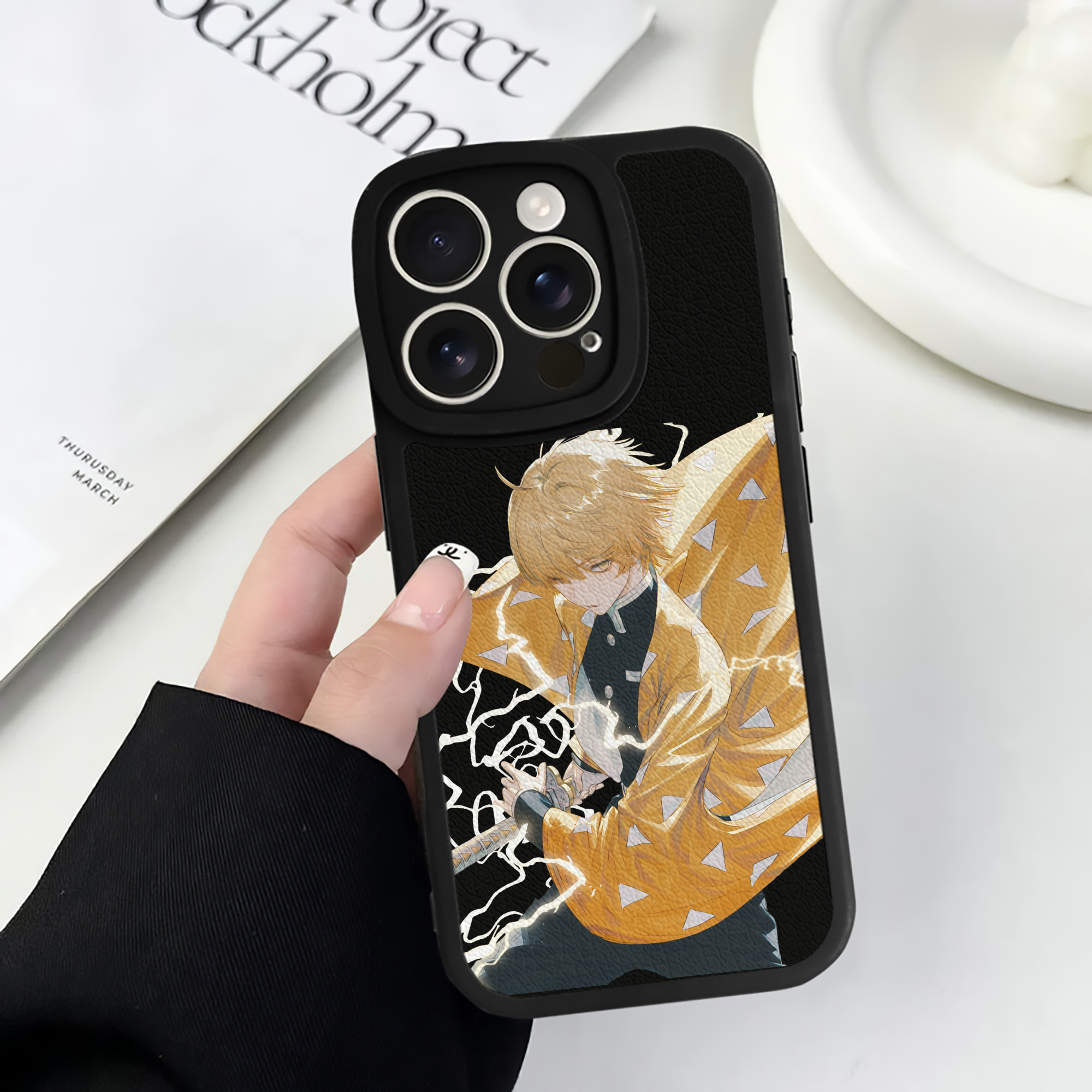 （画像用） 鬼滅の刃（きめつのやいば）我妻 善逸／あがつま ぜんいつ Agatsuma Zenitsu 【iPhone 16シリーズ対応】シリコンスマホケース（レザー調） 材質：シリコン
